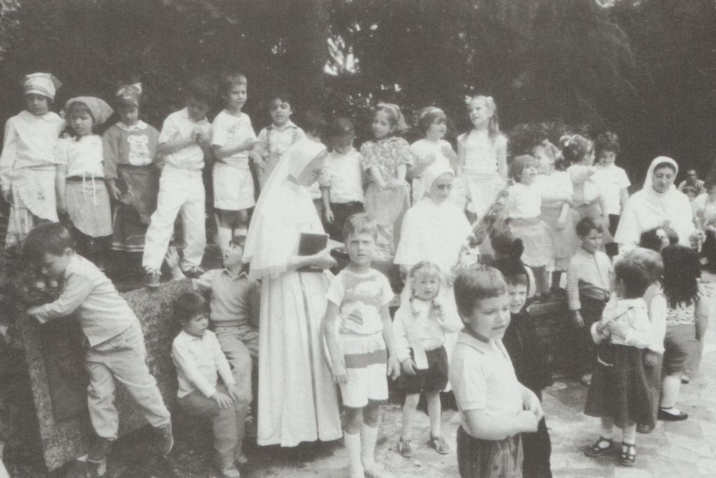 I fanciulli e le educatrici della scuola materna S. Bertilla Boscardin, nell'anno scolastico 1986-1987