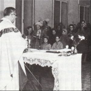 Mons. Aldo Pesavento celebra la S. Messa nella sala dell'asilo di Postumia