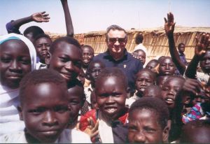 Mons. Antonio tra ragazzi sudanesi